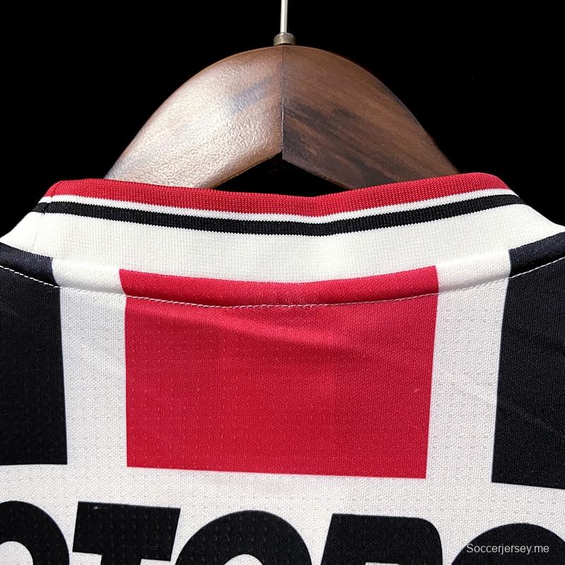 قميص كرة قدم ساو باولو الرجعية 2000 خارج ملعبه
