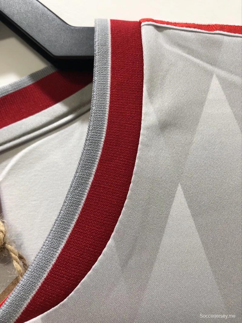 قميص كرة قدم ريترو 89/91 بأكمام طويلة لليفربول خارج ملعبه
