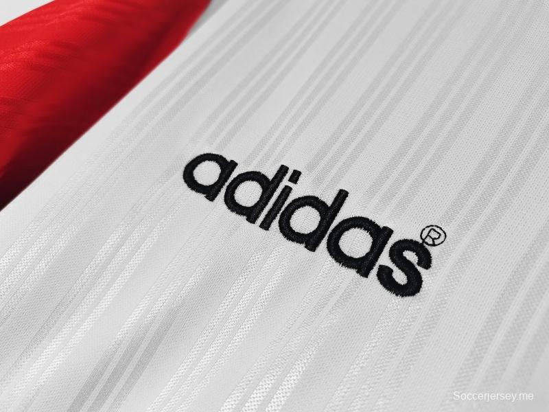 قميص كرة قدم رينجرز 1995/96 ريترو خارج ملعب رينجرز
