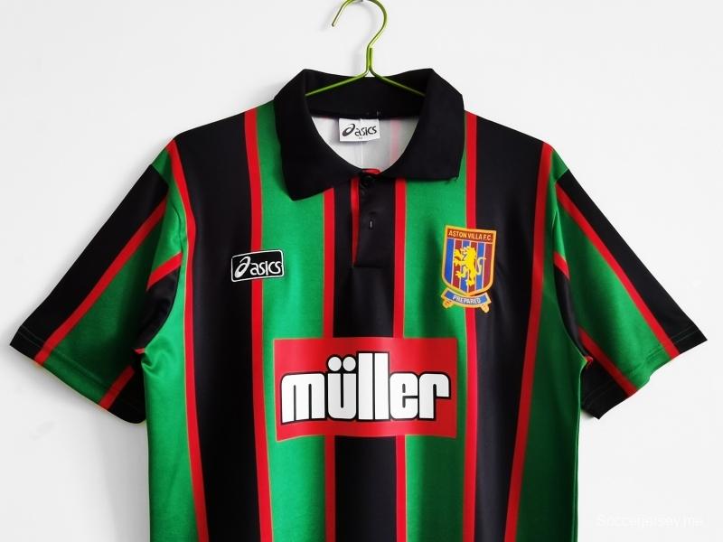 قميص كرة قدم أستون فيلا ريترو 1993/95 خارج ملعبه
