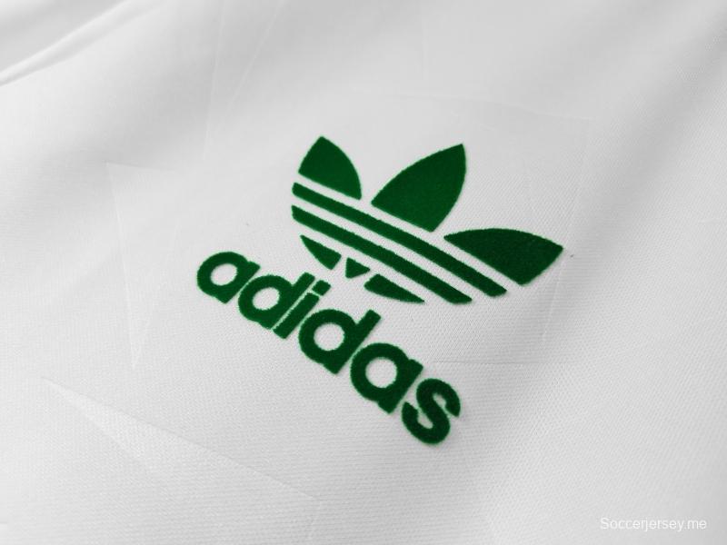 قميص كرة القدم الأيرلندي الرجعية 1990/92 خارج أيرلندا
