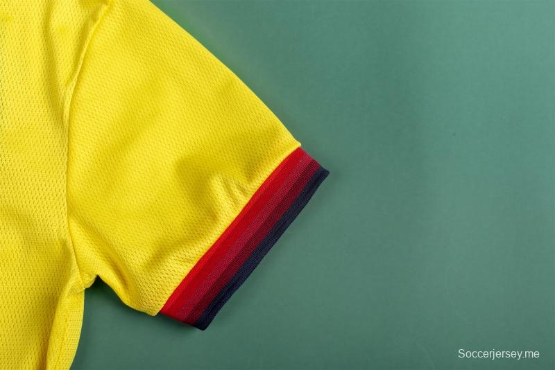 قميص كرة قدم عتيق 97/99 لليفربول خارج ملعبه
