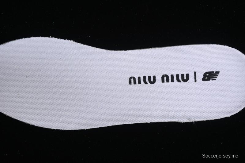 Miu Miu x New Balance 530 Low-Top Retro Running Sneakers with Dual Lace Design - G.D4