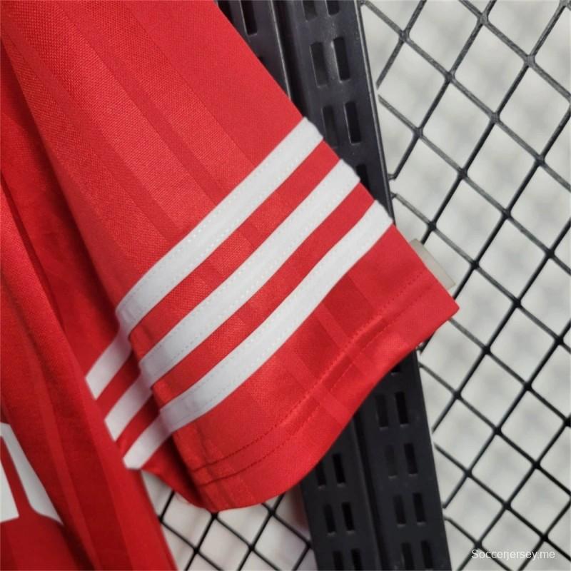 1995/96 قميص فريق سرقسطة القديم خارج ملعبه