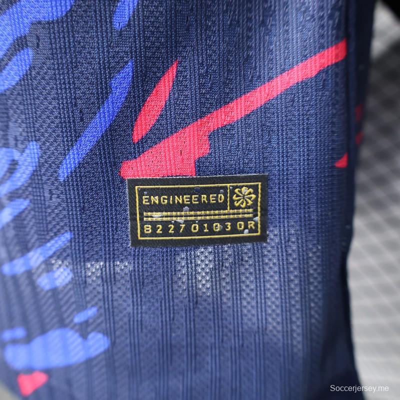 إصدار اللاعب 25/26 قميص نادي برشلونة باللون الأزرق الداكن مع قميص راعي سبوتيفاي