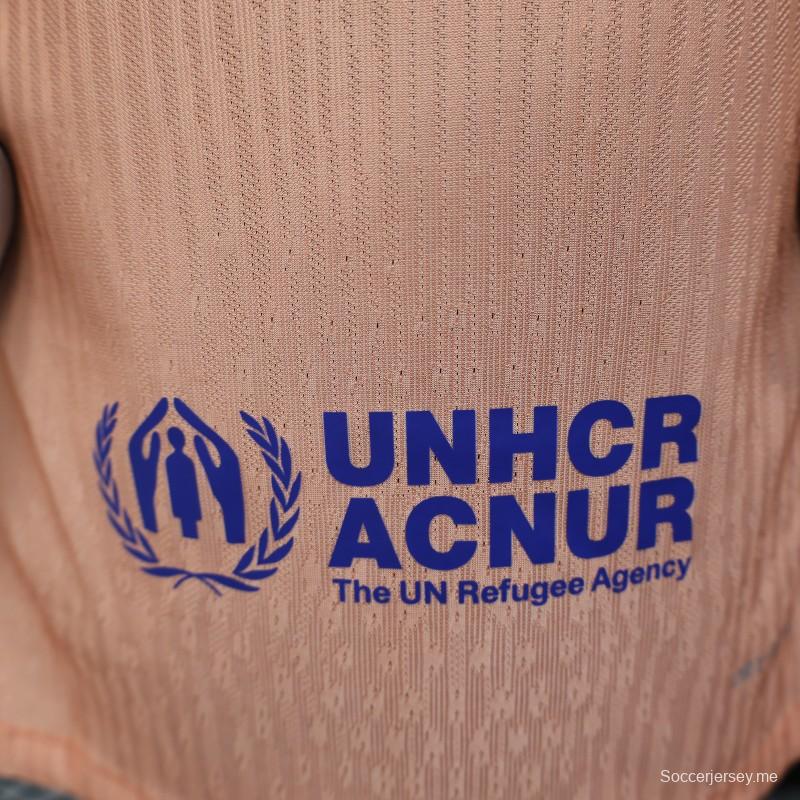 إصدار اللاعب 25/26 قميص نادي برشلونة للذكرى 125 لتأسيسه باللون الوردي مع راعي سبوتيفاي وإضافات باللون الأزرق الداكن