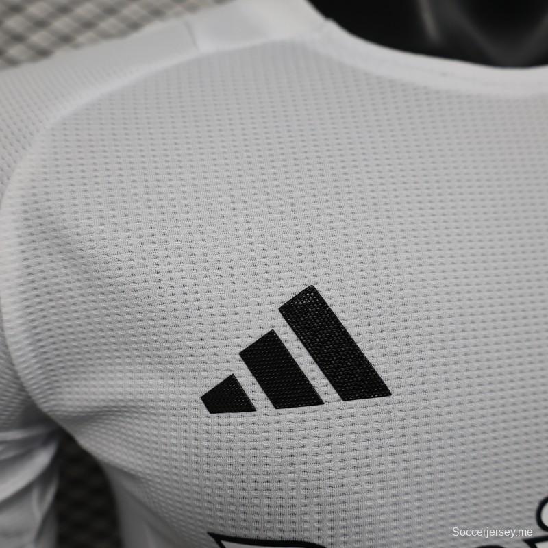 نسخة اللاعب 25/26 قميص أرسنال أبيض مع قميص راعي طيران الإمارات