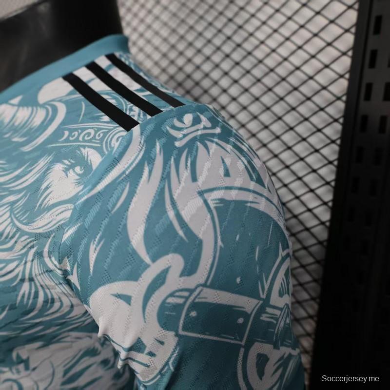 إصدار اللاعب 25/26 قميص ريال مدريد أزرق فاتح بنقشة محارب الفايكنج