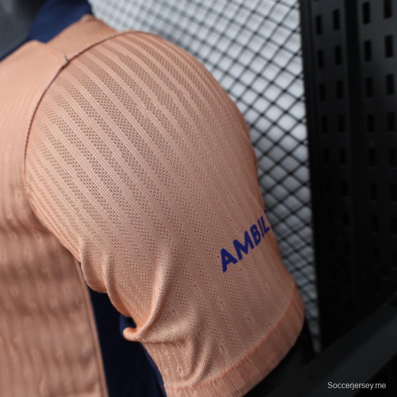 إصدار اللاعب 25/26 قميص نادي برشلونة للذكرى 125 لتأسيسه باللون الوردي مع راعي سبوتيفاي وإضافات باللون الأزرق الداكن