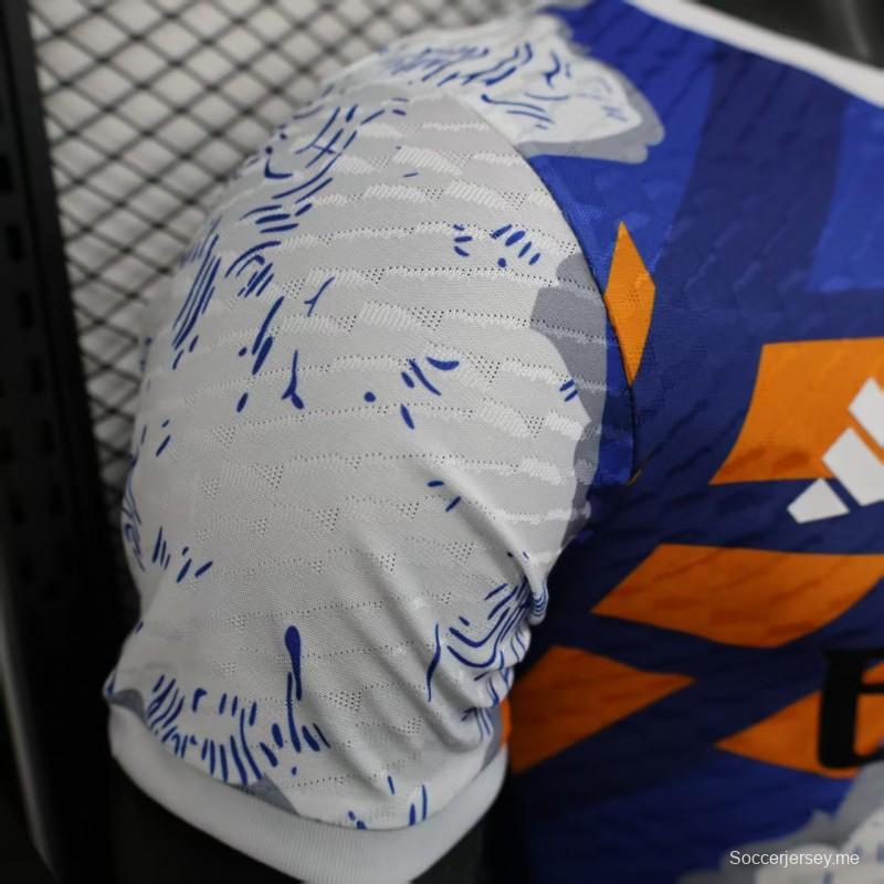 إصدار اللاعب 25/26 قميص ريال مدريد 25/26 إصدار محدود باللون الأزرق والبرتقالي بنقشة مجردة