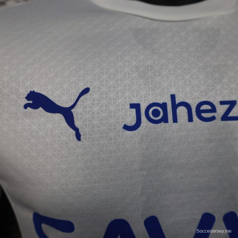 إصدار اللاعب 25/26 قميص الهلال خارج أرضه أبيض بتفاصيل زرقاء مع قميص راعي مجموعة سافي للألعاب