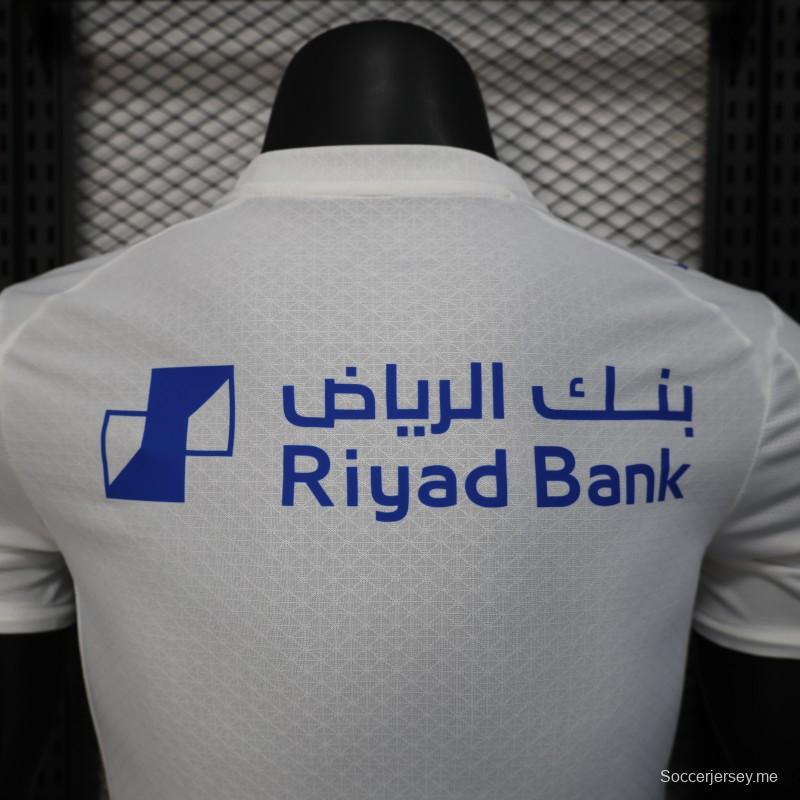 إصدار اللاعب 25/26 قميص الهلال خارج أرضه أبيض بتفاصيل زرقاء مع قميص راعي مجموعة سافي للألعاب