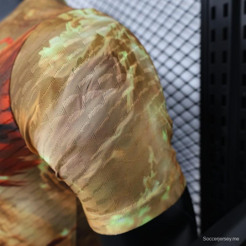 إصدار اللاعب 25/26 قميص ريال مدريد الذهبي مع قميص فينيكس إن إيه زها