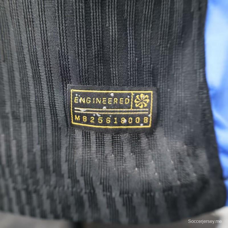 نسخة اللاعب 25/26 من قميص نادي برشلونة باللون الأسود مع قميص "T.S. 1989" باللون الوردي