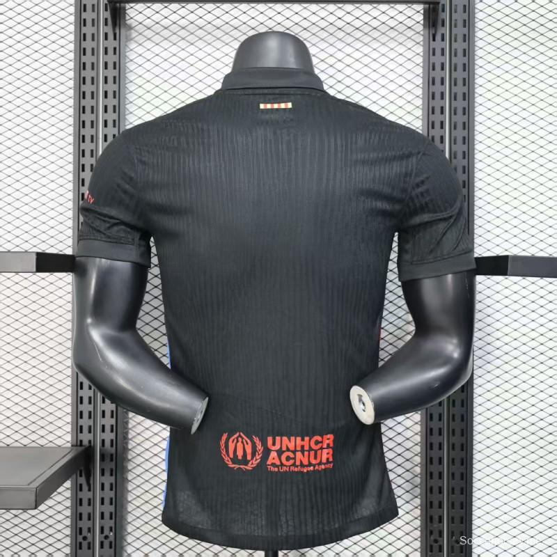 نسخة اللاعب 25/26 من قميص نادي برشلونة باللون الأسود مع قميص "T.S. 1989" باللون الوردي