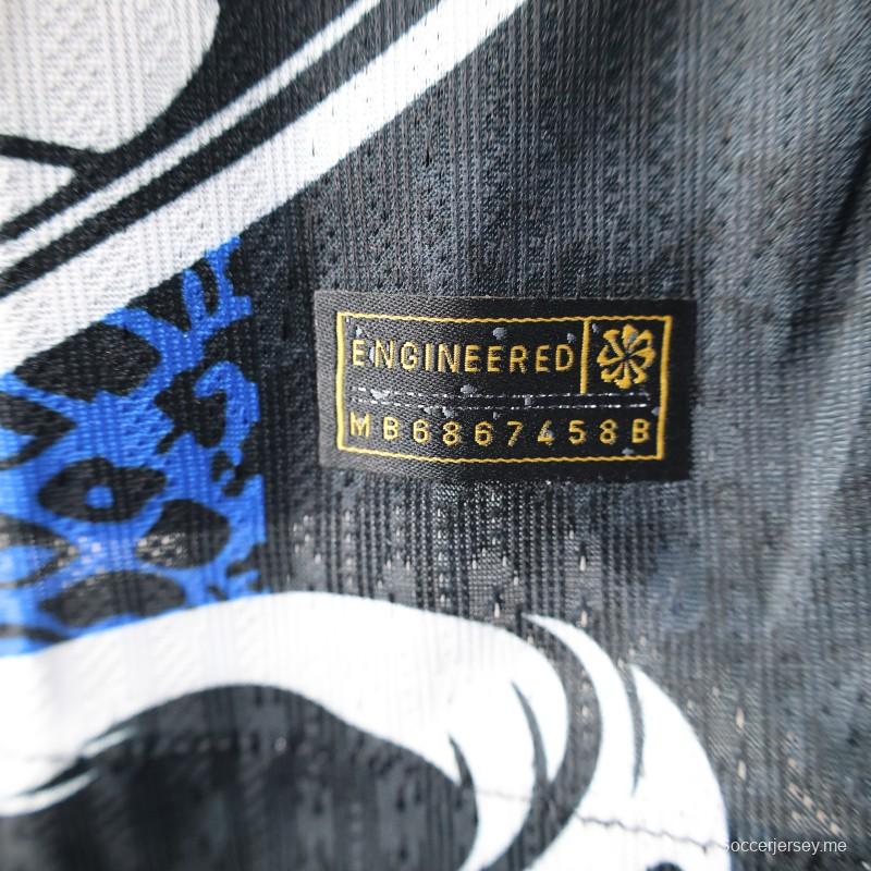 إصدار اللاعب 25/26 قميص إنتر ميلان الإيطالي باللونين الأسود والأزرق بتصميم الثعبان