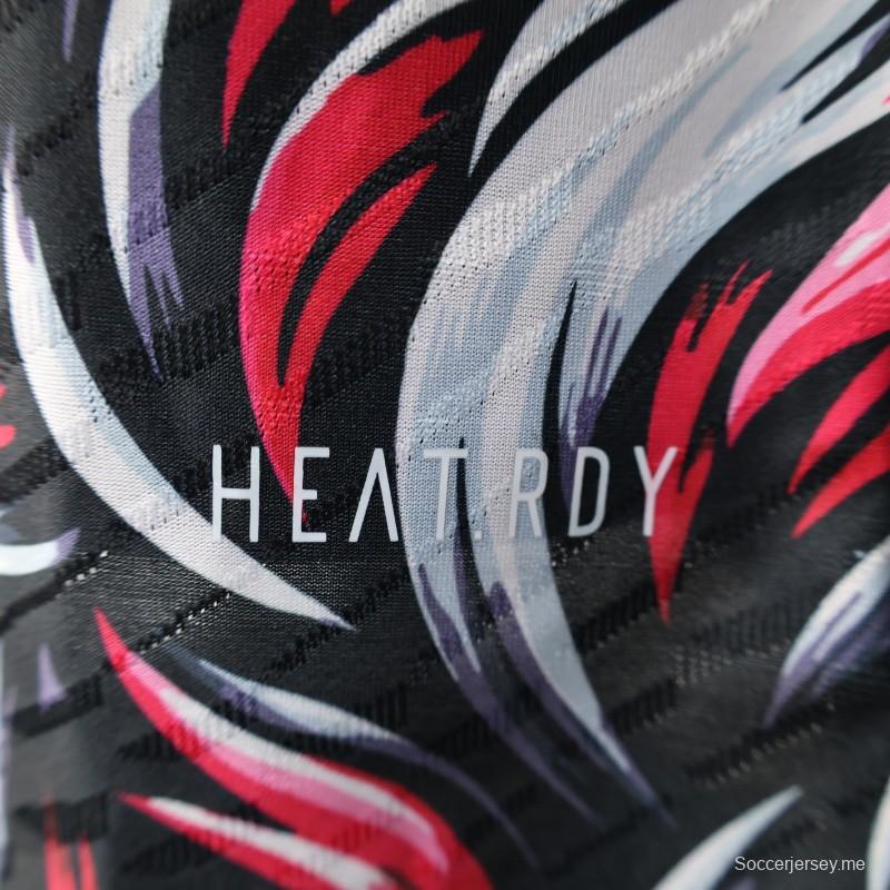 إصدار اللاعبين 25/26 قميص ليفربول أسود مع لمسات وردية التصميم