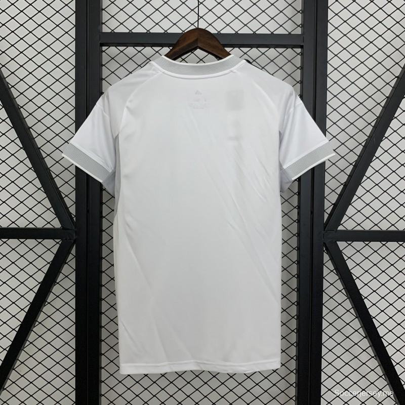 25/26 قميص ريال مدريد للسيدات على أرضه