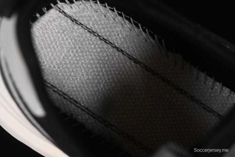 حذاء الجري أديداس ذو النعل السميك المتشابك من أديداس مع جزء علوي مريح ونعل مضاد للانزلاق - 63093901001