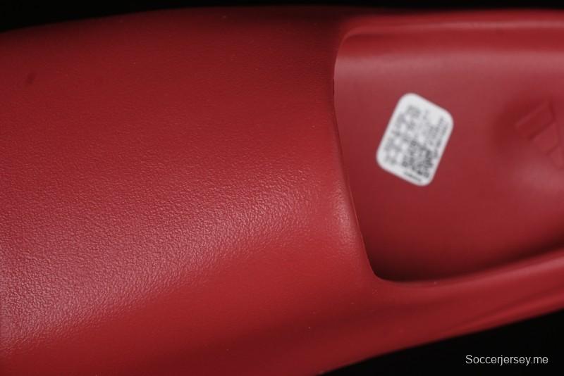 نعال مريحة من أديداس ييزي سلايد من أديداس مع إسفنج EVA ونعل مخدد التصميم - ID5988