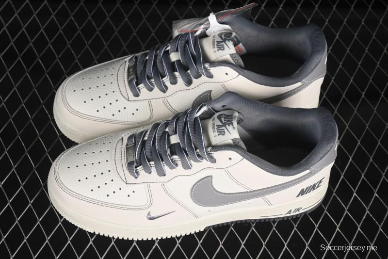 حذاء رياضي نايك اير فورس 1 '07 منخفض كاجوال باللون الرمادي الكريمي مع وسادة هوائية كاملة الطول - SC9207-534