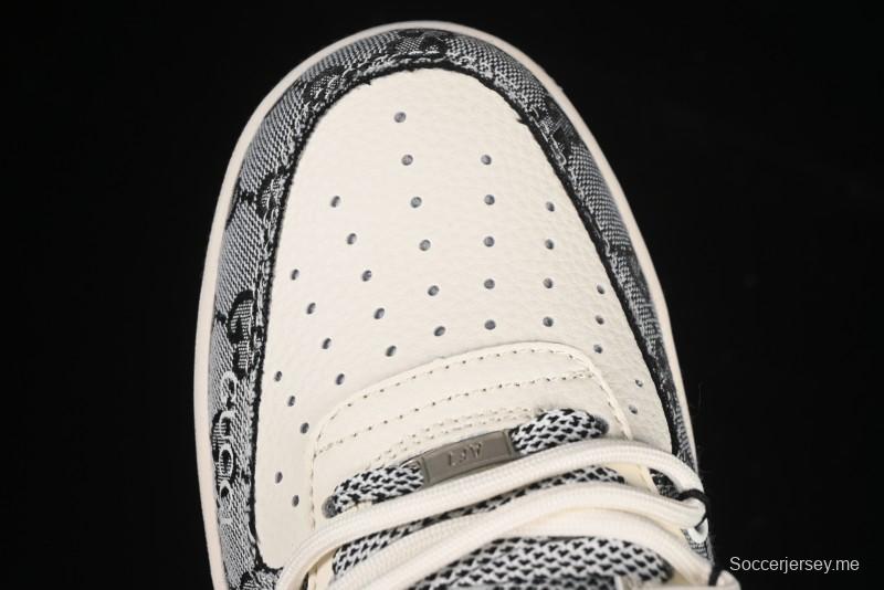 حذاء نايك اير فورس 1'07 المنخفض من نايك اير فورس 1'07 تعاون غوتشي حذاء رياضي كاجوال رمادي اللون بنقشة الرباط - YX5066-319