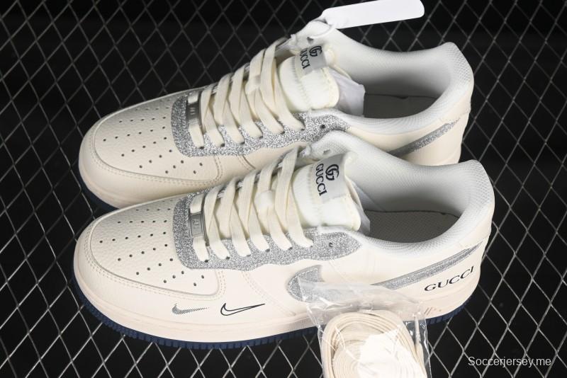 حذاء نايك اير فورس 1 '07 المنخفض من نايكي، حذاء رياضي كاجوال بتعاون غوتشي باللون الفضي - XS1958-546