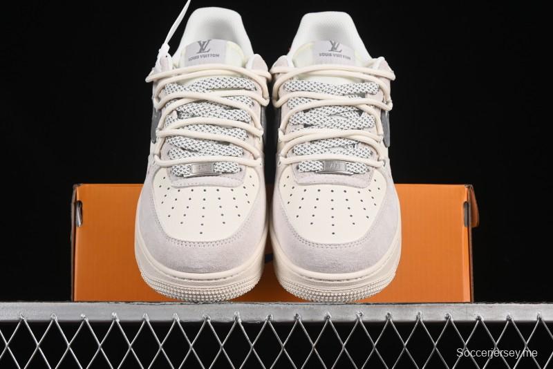 حذاء نايك اير فورس 1 '07 المنخفض من نايك اير فورس 1 '07 LV Collaboration بلونين أحمر بكعب أحمر برباط كاجوال - DM686868-084