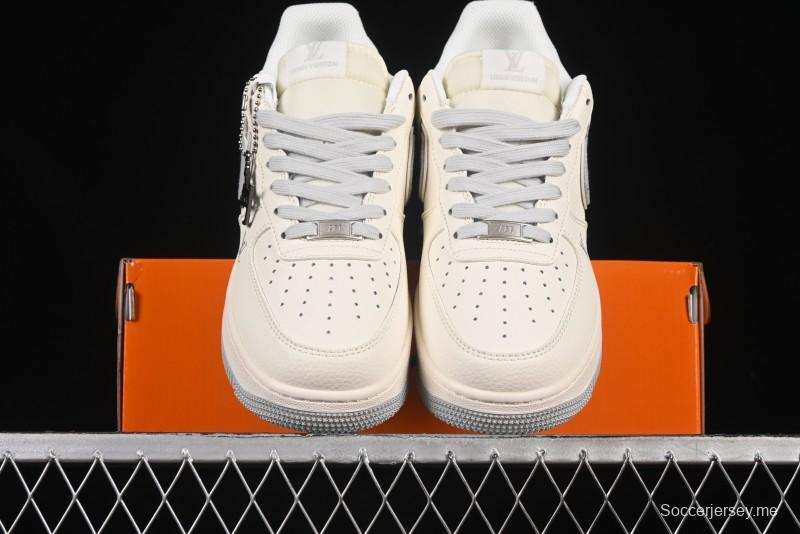 حذاء نايك اير فورس 1 '07 المنخفض من نايك اير فورس 1 '07 LV Collaboration باللون الرمادي الدنيم سووش سنيكرز كاجوال - XX3168-135