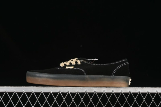 حذاء رياضي بريميوم أوثنتيك ريترو من فانس بنعل مطاطي شفاف - VN000CRCRQ6RJ