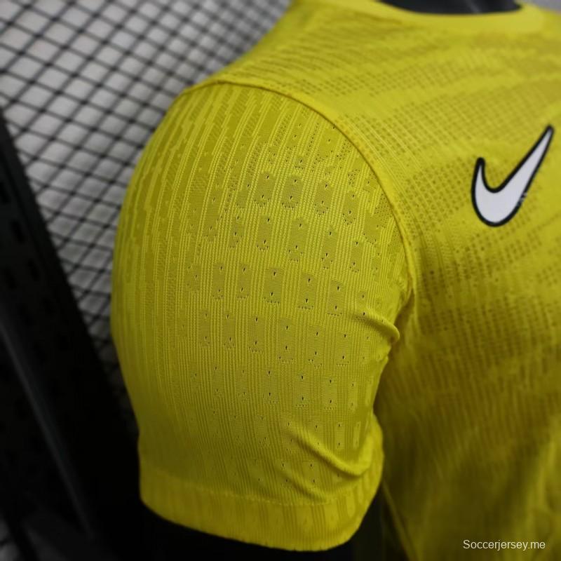 إصدار اللاعب 25/26 قميص الاتحاد جدة الأصفر بنقشة الخطوط العمودية