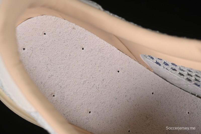 أديداس أوريجينالز جازيل من أديداس أوريجينالز حذاء رياضي كاجوال داخلي بتصميم مضاد للانزلاق ومقاوم للاهتراء - JH5419