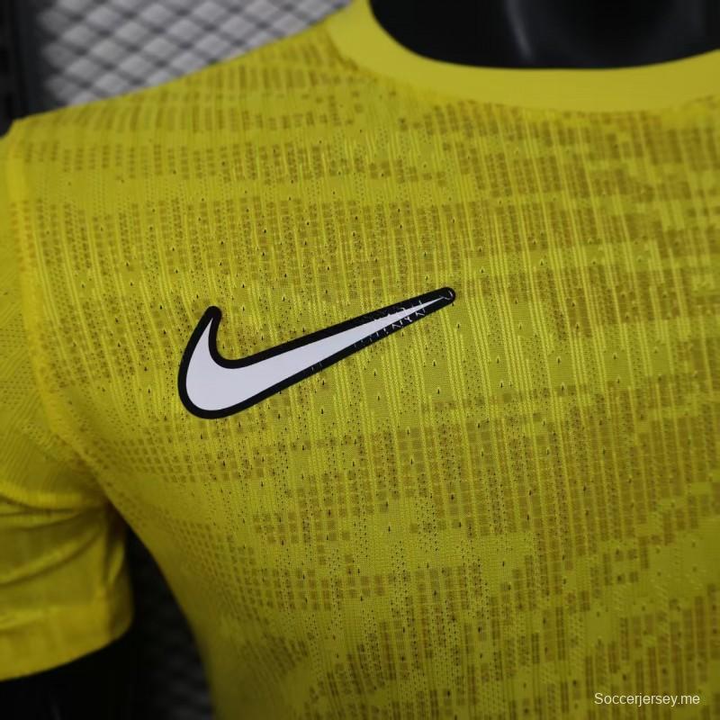 إصدار اللاعب 25/26 قميص الاتحاد جدة الأصفر بنقشة الخطوط العمودية