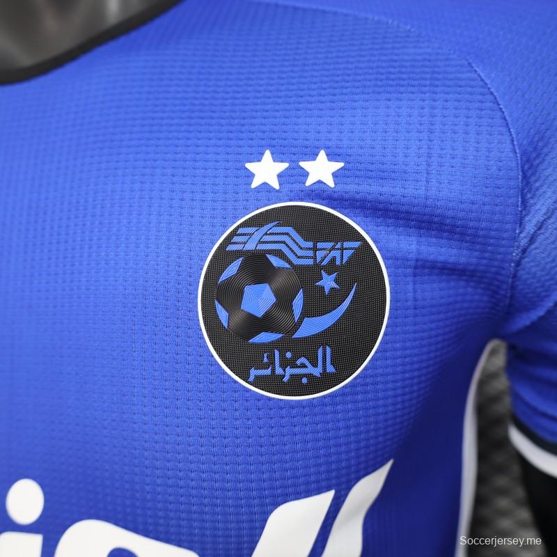 إصدار اللاعب 2025 قميص الجزائر أزرق مع راعٍ عربي