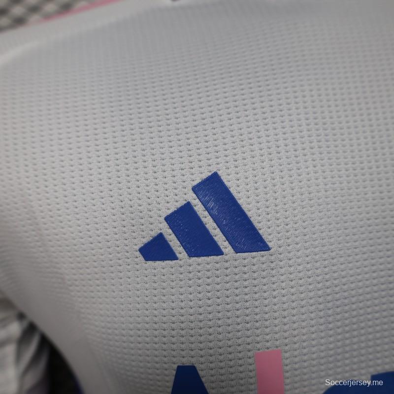 إصدار اللاعب 2025 قميص الجزائر أبيض-زهري بتصميم خريطة البلد 2025