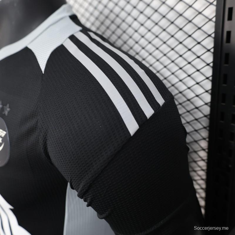 إصدار اللاعب 2025 قميص الجزائر أسود مع قميص راعي عربي أبيض اللون أسود مع راعي عربي أبيض