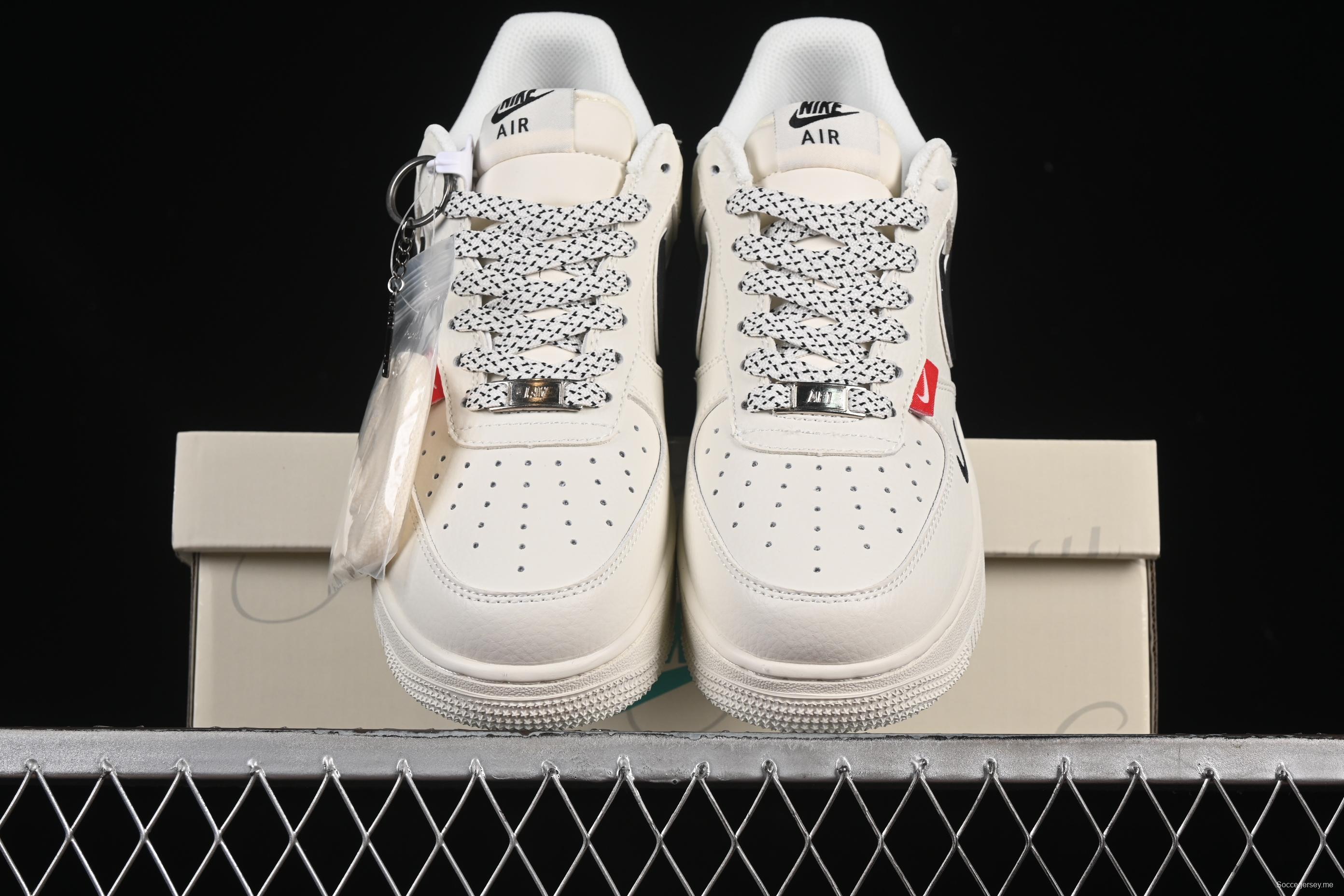 حذاء نايك اير فورس 1 '07 منخفض من نايك اير فورس 1 '07 ستوسي كولابوريشن دوال تون أحمر اللون - CS5288-010