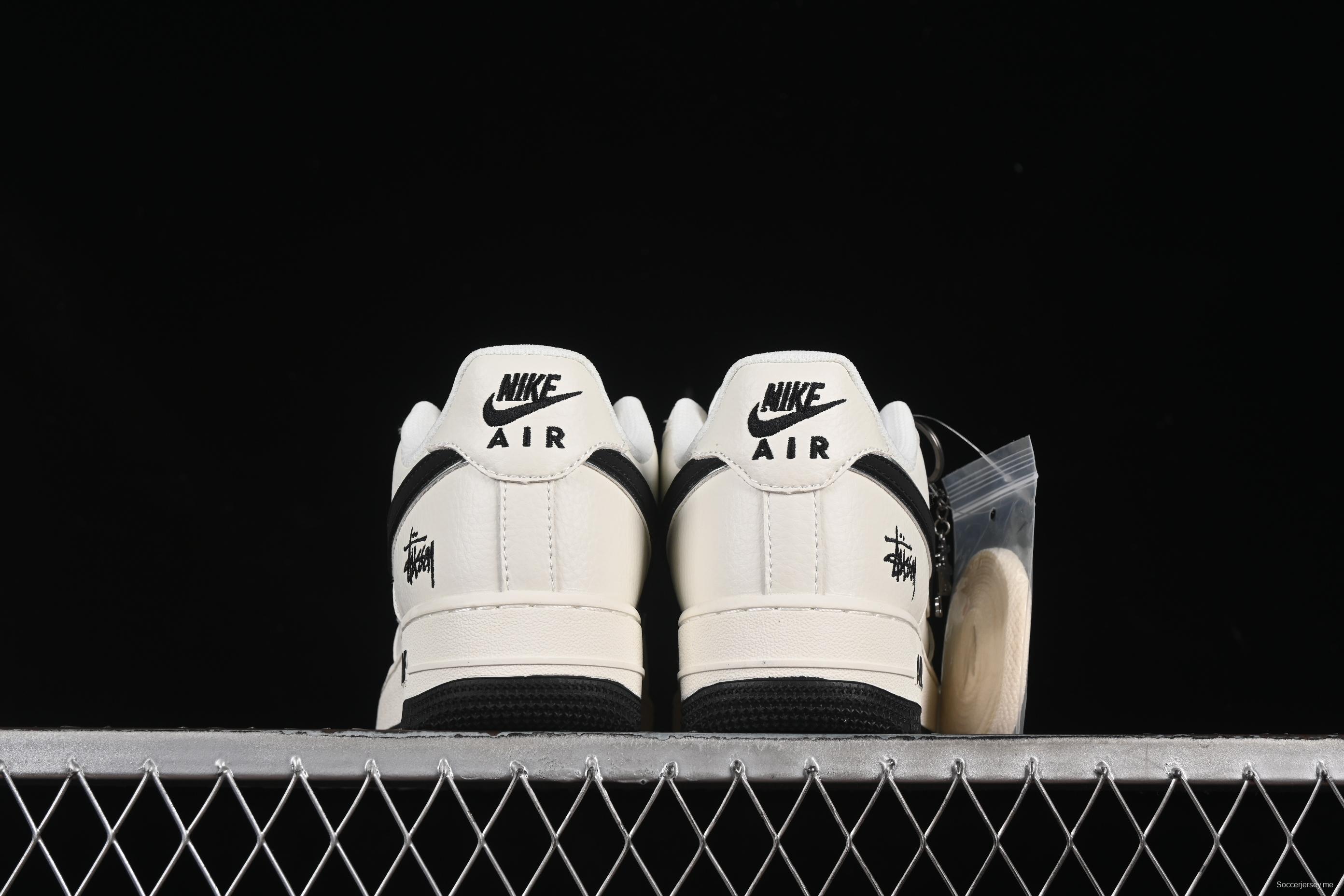 حذاء نايك اير فورس 1 '07 منخفض من نايك اير فورس 1 '07 ستوسي كولابوريشن دوال تون أحمر اللون - CS5288-010