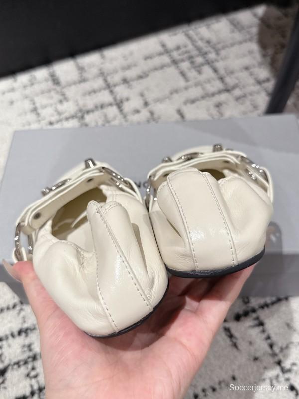 حذاء باليه بمشبك معدني مرصع بأزرار من بالنسياغا - KFY00300