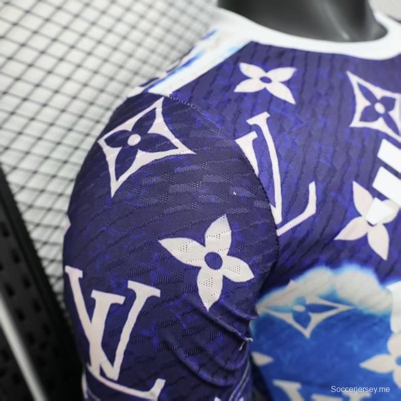 إصدار اللاعب 25/26 قميص ريال مدريد أزرق بنقشة مونوغرام لويس فويتون