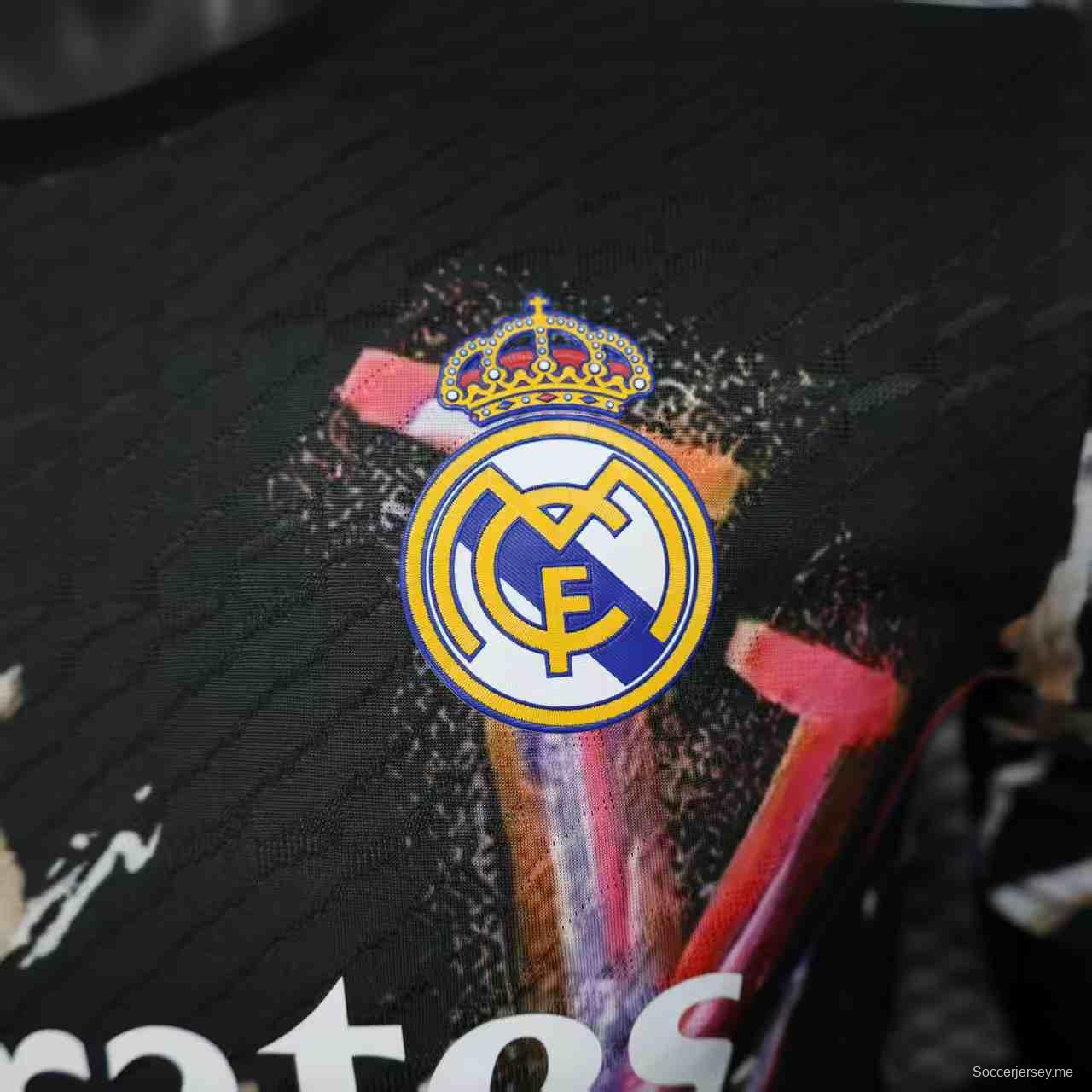 إصدار اللاعب 25/26 ريال مدريد أسود بنقوش فنية تجريدية ملونة قميص ريال مدريد 25/26