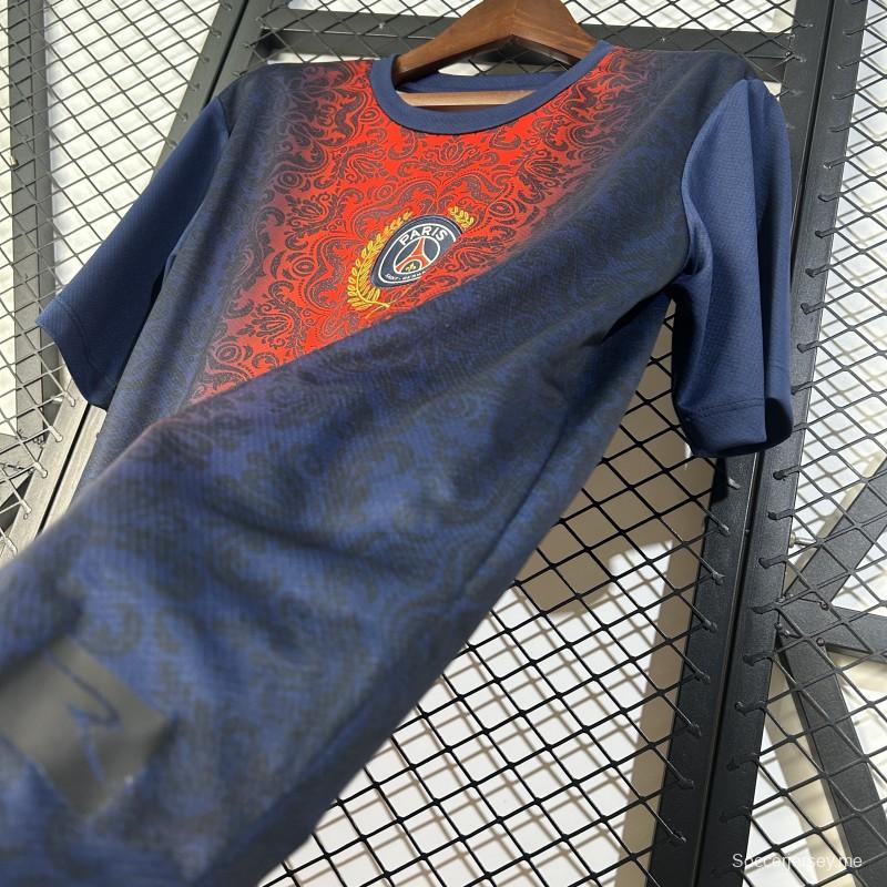 25/26 قميص باريس سان جيرمان باللون الكحلي مع قميص مزخرف باللون الأحمر