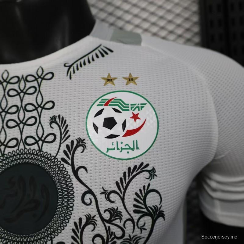 إصدار اللاعب 2025 الجزائر أبيض مع قميص أبيض بنقشة تقليدية