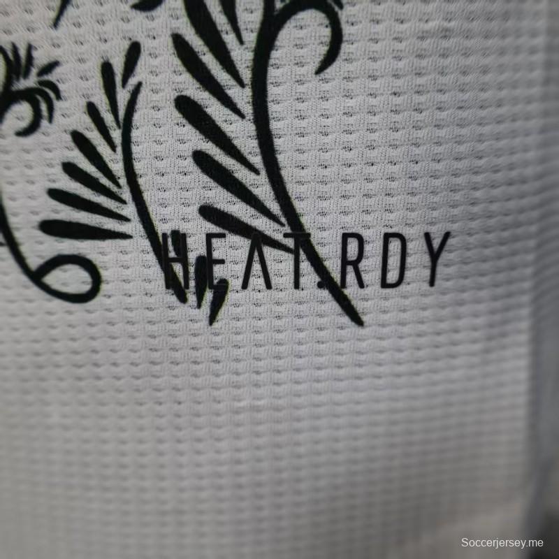 إصدار اللاعب 2025 الجزائر أبيض مع قميص أبيض بنقشة تقليدية