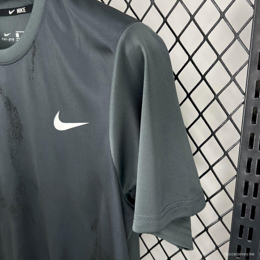 2025 تي شيرت نايكي للتدريب #1045 باللون الرمادي الداكن مع نقش فرشاة الطلاء التجريدي