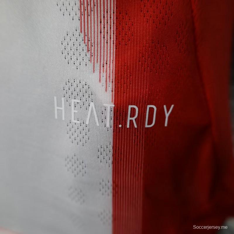 نسخة اللاعب 25/26 قميص فريق بايرن ميونيخ 25/26 على أرضه