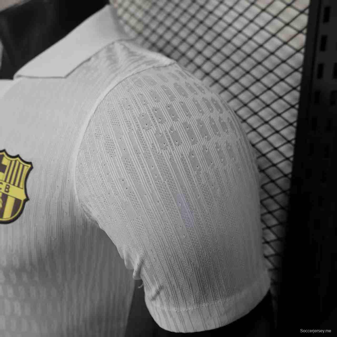 إصدار اللاعب 25/26 قميص أبيض لنادي برشلونة مع 304 راعي