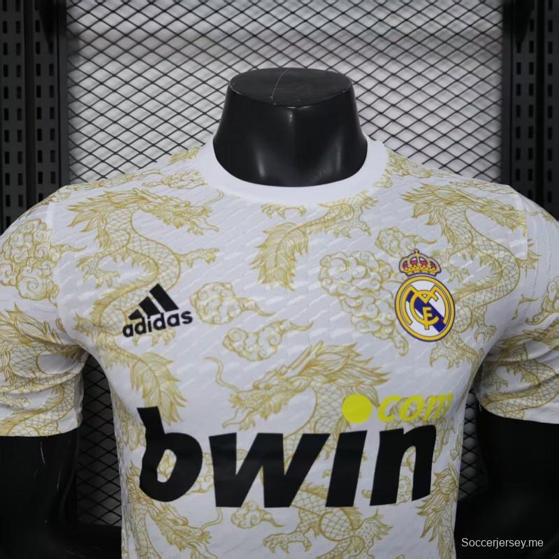إصدار اللاعب 25/26 قميص ريال مدريد أبيض بنقشة التنين الذهبي