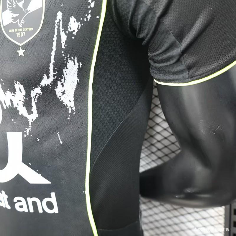 نسخة اللاعب 25/26 قميص النادي الأهلي خارج ملعب النادي الأهلي الأسود