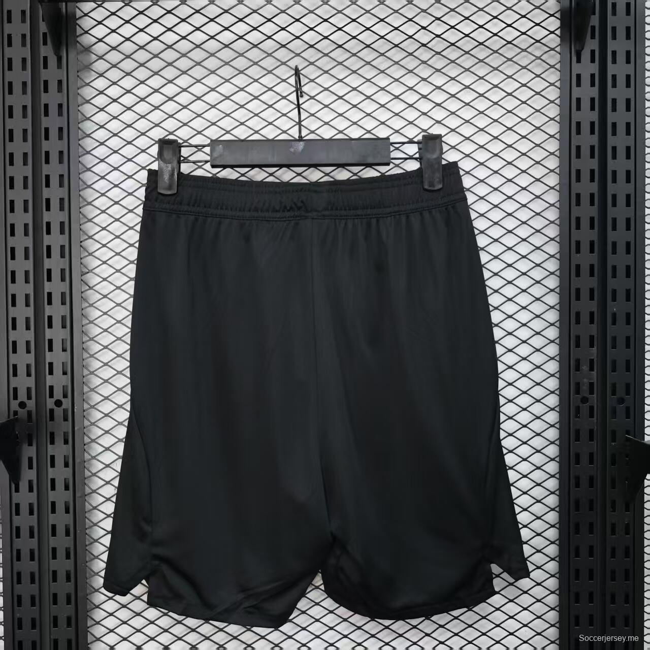 نسخة اللاعب 25/26 شورت مانشستر يونايتد خارج ملعبه